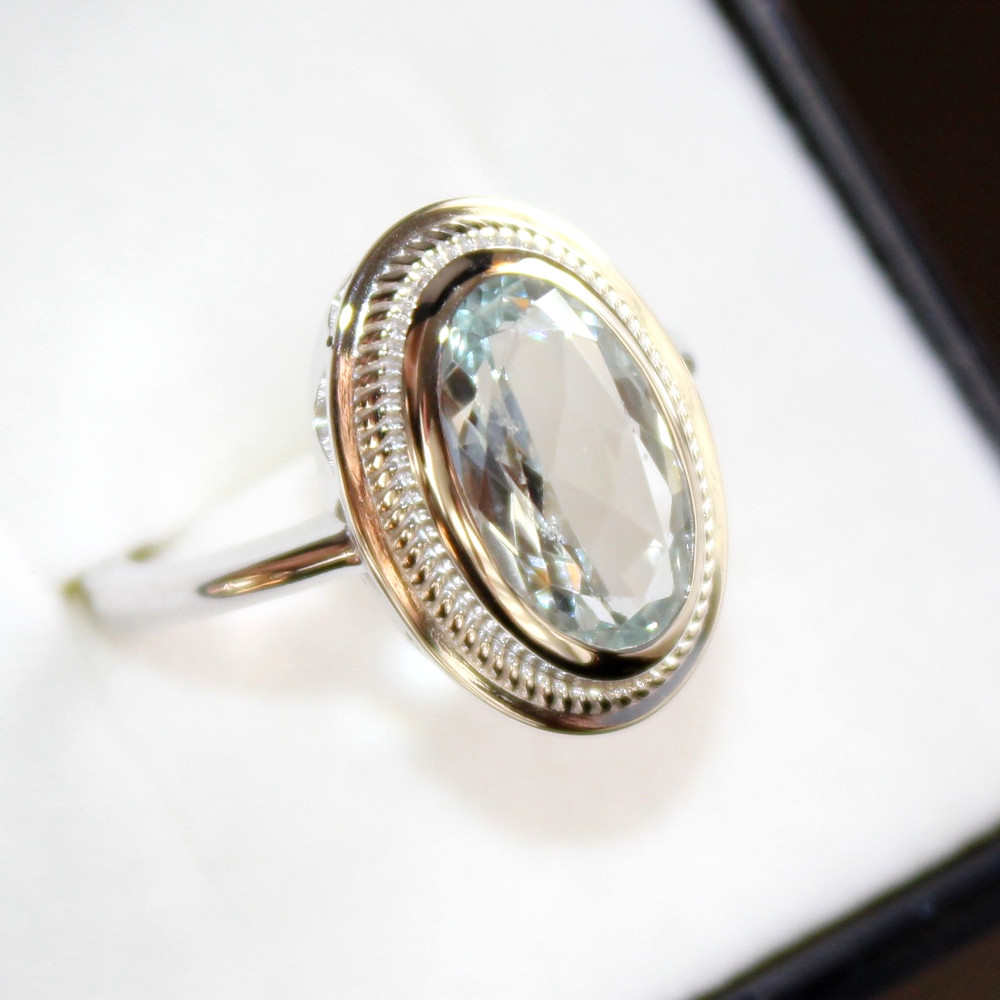 Faire monter une pierre sur une bague sur mesure par un atelier traditionnel